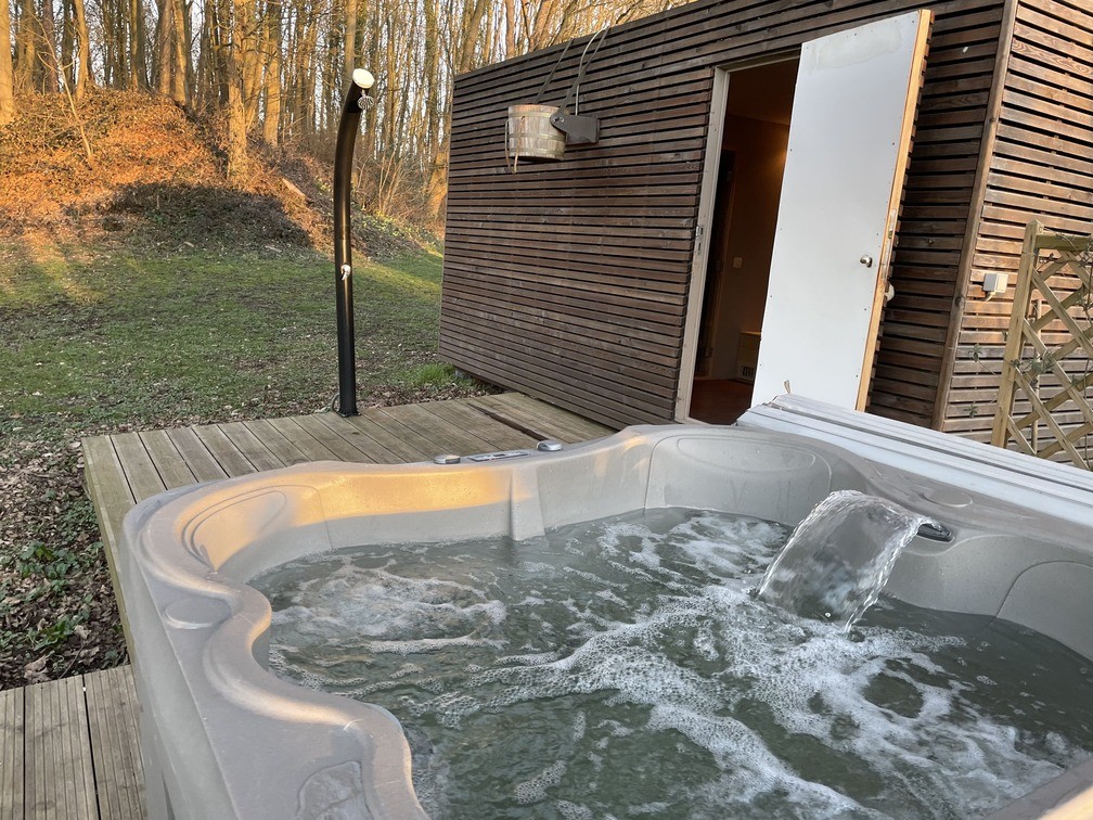 Le sauna & jacuzzi dans les bois