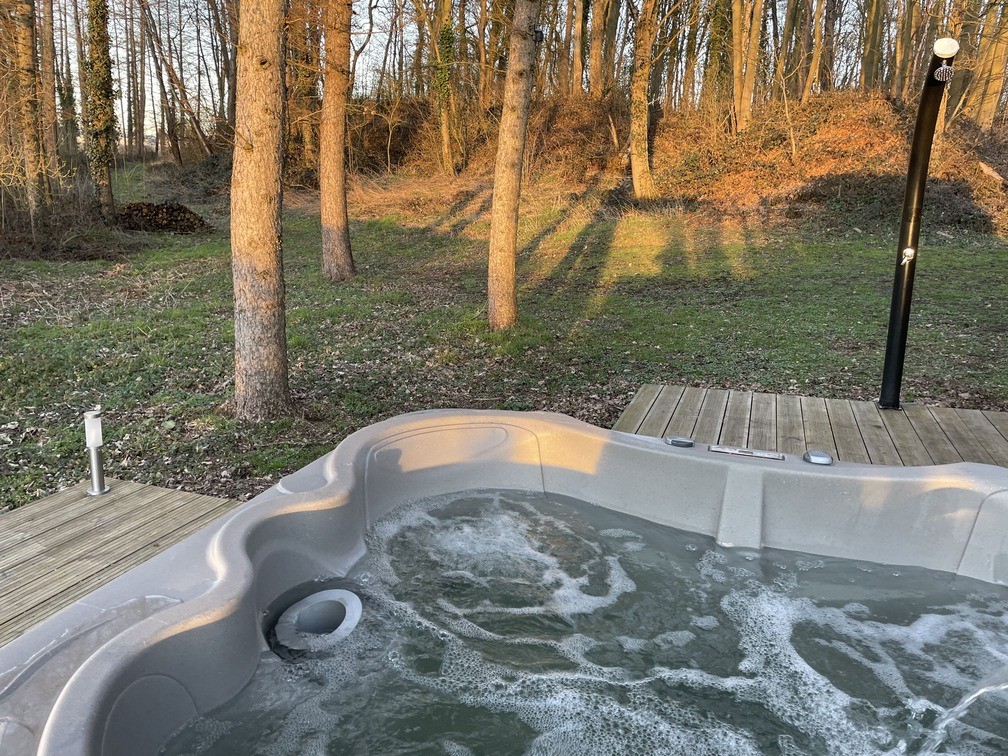 Jacuzzi insolite dans la forêt