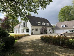 La villa depuis l'allée