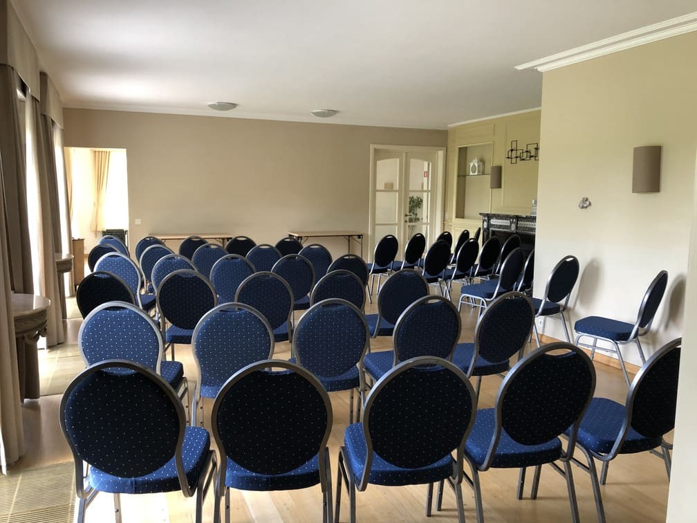 Grande salle en théâtre